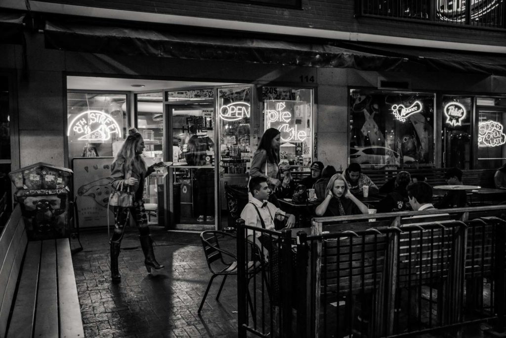 Grupo de amigos celebrando en bar - restaurant con musica en vivo